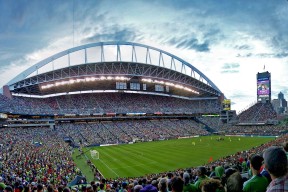 九游在线玩-德甲球队数据驱动的快速反击战术优化案例，足球快速反击战术要点